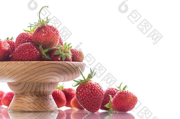 白色背景上分离的成熟红色有机草莓