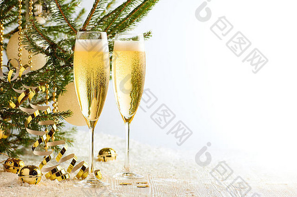 在圣诞树的背景上，准备两杯香槟酒，迎接新年