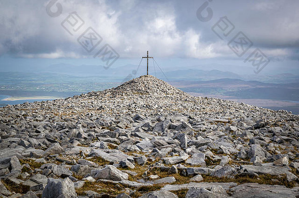 崎岖的岩石平前淤泥山多尼哥爱尔兰距离交叉ontop最高点山