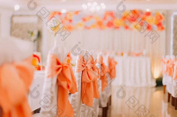 白色椅子橙色丝带装饰奢侈品婚礼大厅