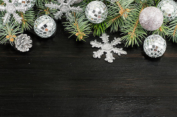 银彩色的圣诞节饰品冷杉树分支黑暗木背景