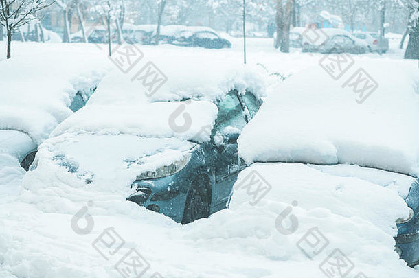 <strong>汽车</strong>停车很多<strong>汽车</strong>覆盖雪停车辆冬天季节严厉的交通条件