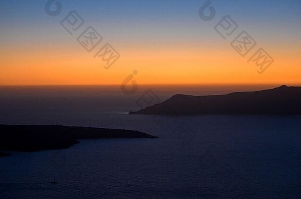 圣托里尼火山口的日落。菲拉的观点。希腊