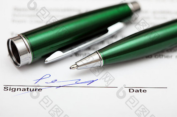 签署的合同或文件。放在合同上的圆珠笔。重点放在圆珠笔的末端。