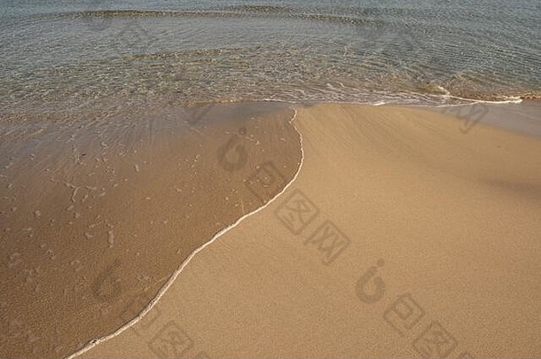 我们在意大利南部的塔兰托海边的海滩上，有着质<strong>地</strong>细腻的金色沙滩，日落时海水的<strong>轻柔</strong>流动。