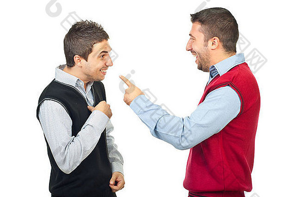 两个男人一边笑一边玩，其中一个一边指责另一个，一边指着他，他的背景是白色的