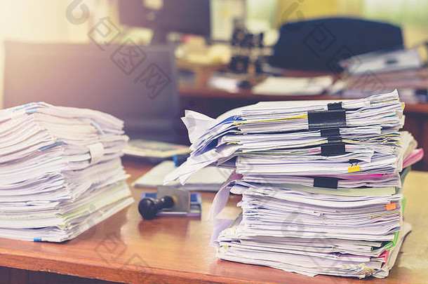 办公桌上的文件堆工作堆文件、业务文件计费和检查报告汇总结果年度报告