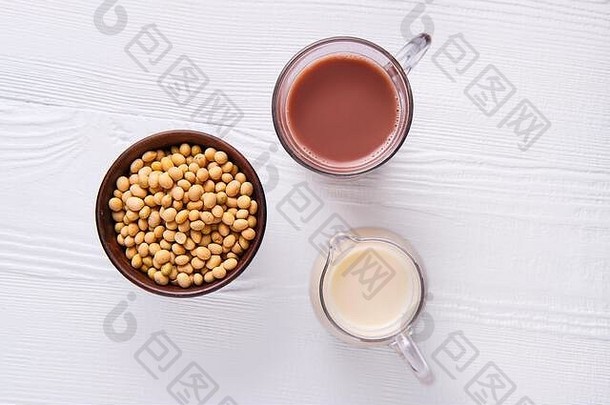 白色桌子上的巧克力牛奶和豆奶玻璃顶视图