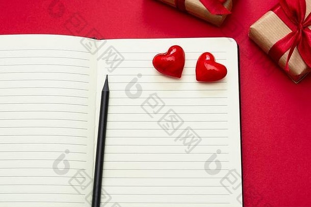 情人节一天模拟开放笔记本红色的心礼物盒子红色的背景复制空间文本