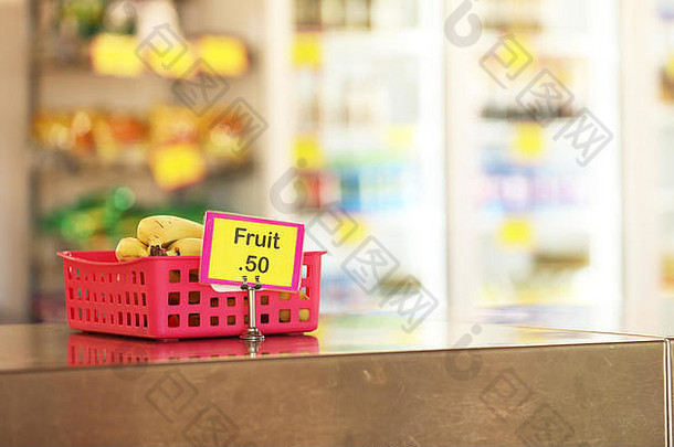 学校食堂挤进商店自助餐厅销售健康的水果食物选项学生香蕉红色的托盘不锈钢钢板凳上前景