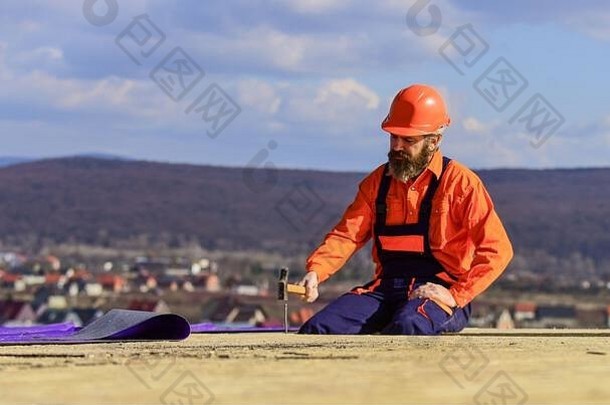 平屋顶。屋顶工人正在建造新屋顶。估算项目的材料需求。屋顶材料。隔热。人工屋顶表面。专业维修屋顶。