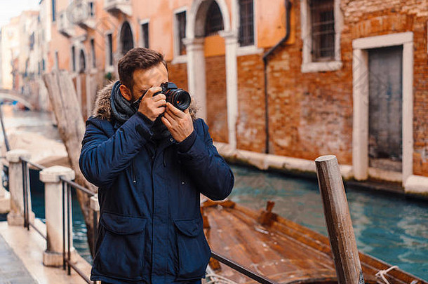 游客在威尼斯拍照