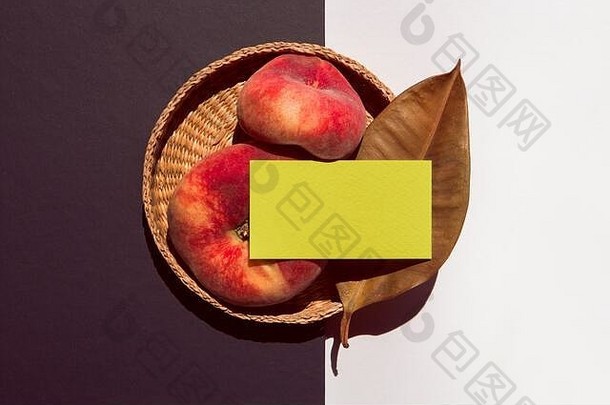 黄色的业务卡黑色的背景叶子桃子篮子白色黑色的背景