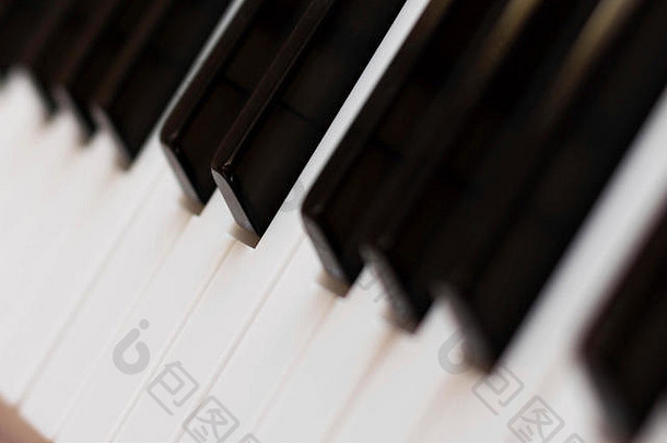 钢琴键盘键处于倾斜位置。