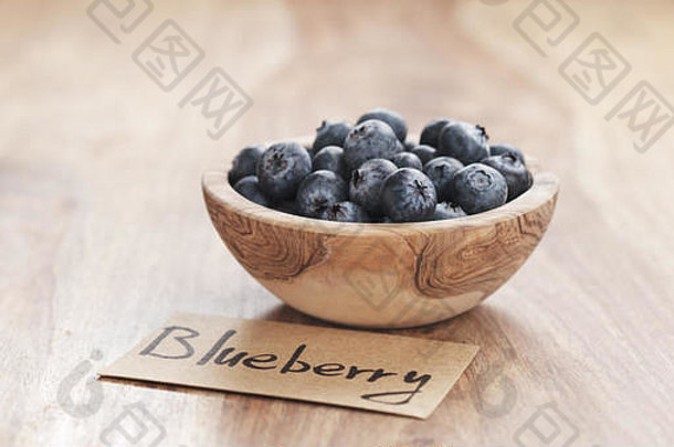 木桌上的蓝莓纸牌碗