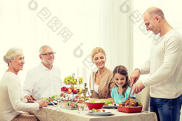 微笑的一家人在家吃节日晚餐