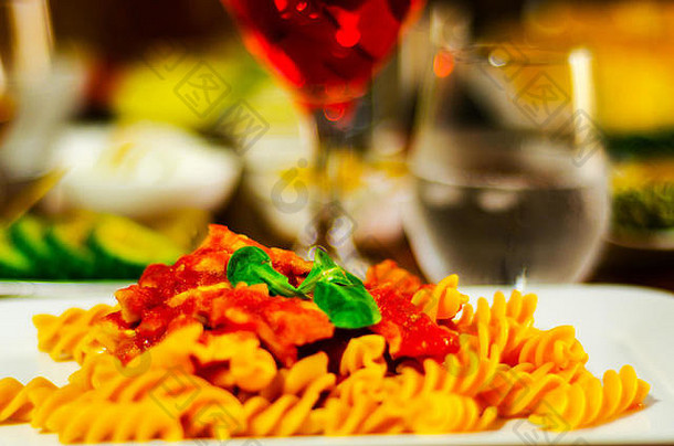 有意大利面、肉和酱汁的美味菜肴、意大利菜、快餐和简单菜、午餐或晚餐