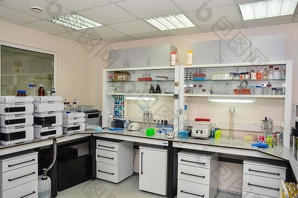 化学和生物实验室。现代化实验室的内部、家具和设备。