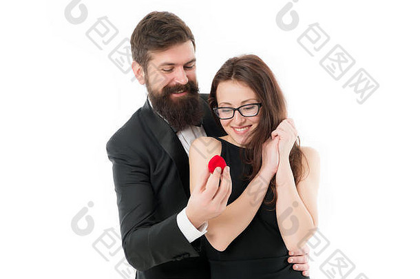 你愿意嫁给我吗。她答应了。独特的求婚<strong>点子</strong>。这对夫妇庆祝结婚纪念日。希望她喜欢这个戒指。婚姻观念的提出。男人拿着红盒子浪漫求婚。珠宝礼品。