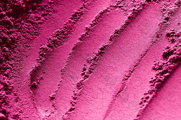 粉红粉美容妆以复合纹理图案为背景。