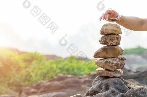 平衡与和谐石叠，差异<strong>始终</strong>突出，放在顶部，石、平衡、石、和平的概念