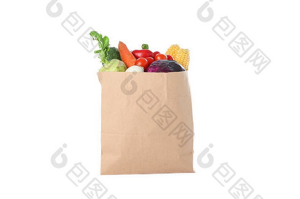 白色背景上分离出不同蔬菜的纸袋
