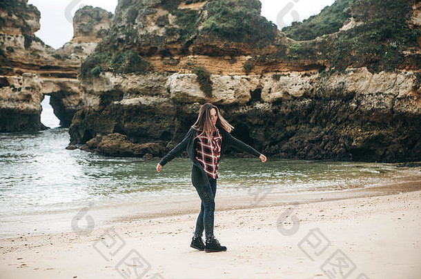 年轻漂亮的女孩在葡萄牙的大西洋海岸游荡、旋转、娱乐、享受生活。