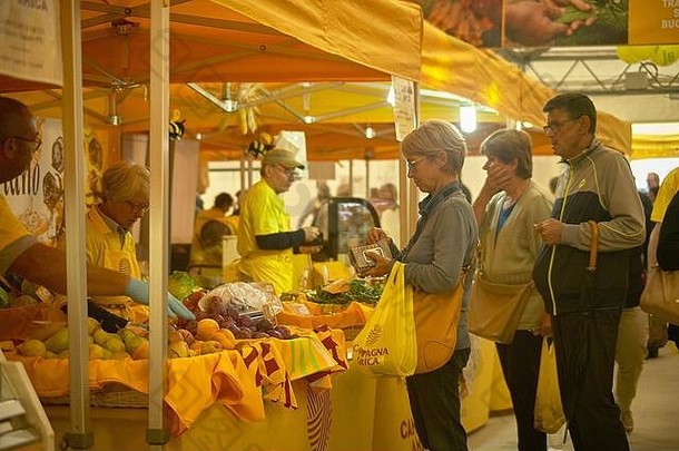 Coldiretti和Campagna Amica协会组织的水果和蔬菜市场
