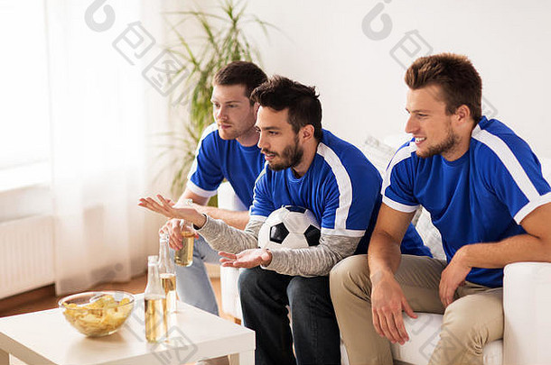 在家看足球的朋友或球迷