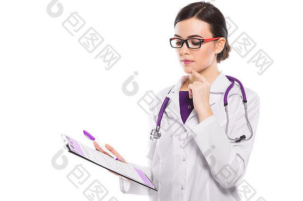 年轻的女人医生听诊器持有剪贴板笔手白色统一的白色背景
