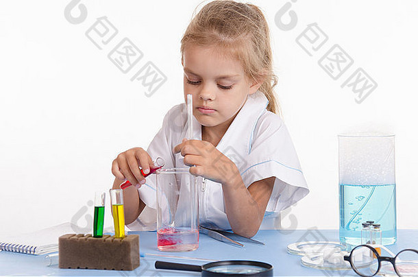 在化学课上，学生坐在课桌旁
