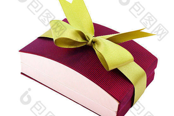 深红色的豪华礼盒，绿色缎带和蝴蝶结与白色背景隔离。