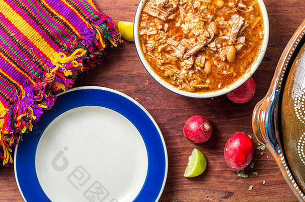 真实的墨西哥Birria炖肉传统的食物状态哈利斯科州服务玉米粉圆饼萝卜石灰概念墨西哥餐厅