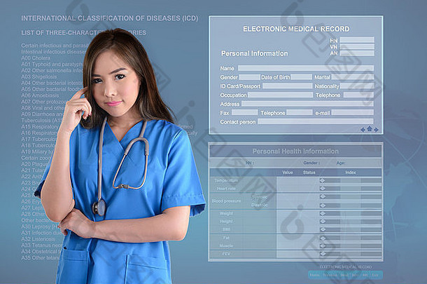 身着蓝色制服的女医生在电子病历背景下思考自己的工作。