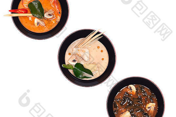 一套传统的中国汤，放在一个黑色的盘子里，背景是白色的