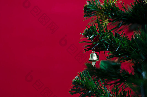 关闭小贝尔圣诞节树红色的背景