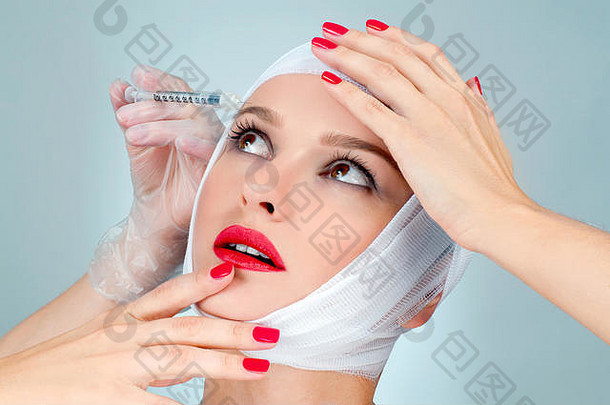 戴绷带的病人。整形手术后脸上缠着绷带的漂亮女人。美容、时尚、整形概念