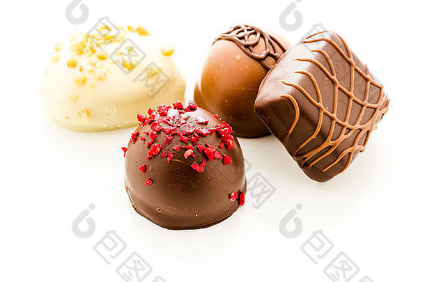 把巧克力糖果分成不同的形状和颜色。