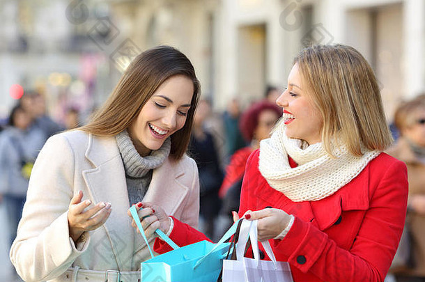 冬天，两名购物者在街上户外购物和展示产品
