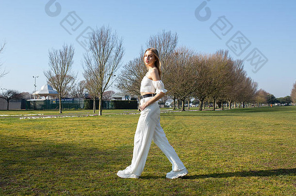 在公园里散步的少女摆姿势