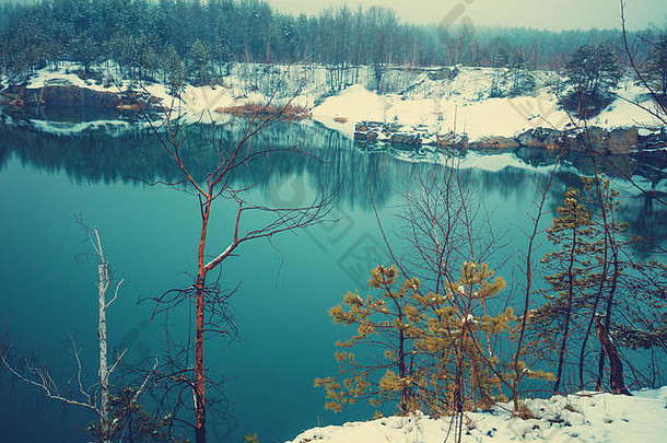 美丽的岩石湖松树湖冬天降雪