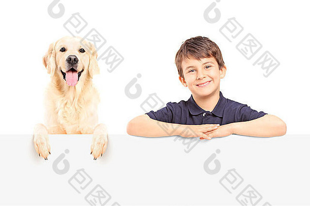 微笑男孩拉布拉多寻回犬摆姿势空白面板
