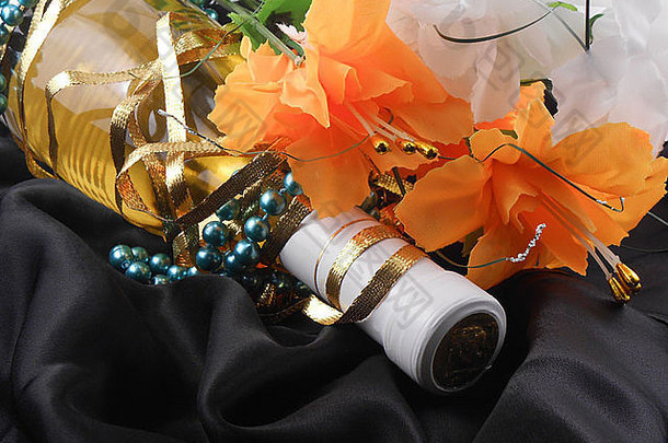 一瓶香槟和鲜花。以起泡酒和鲜花为主题的节日安排