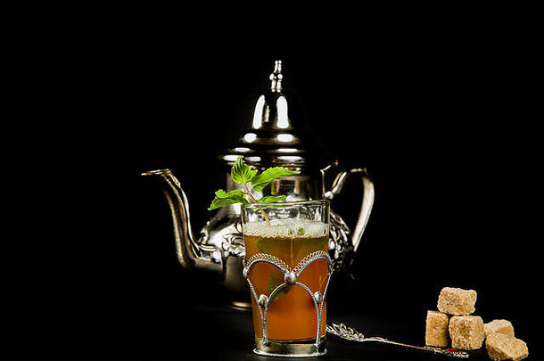 真正的摩洛哥薄荷茶，原汁原味，茶杯和茶壶以黑色为背景