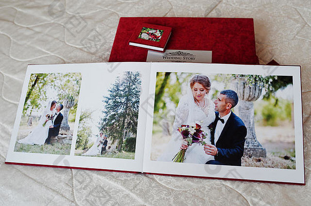 白色背景上的红色结婚照簿或结婚相册。