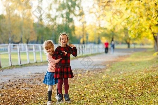秋天公园里的两个女孩