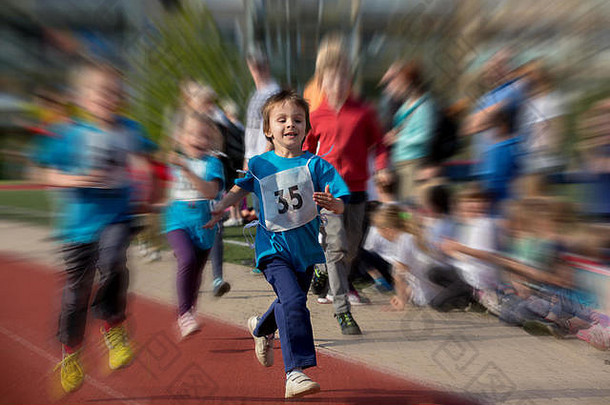 学龄前儿童在马拉松道路上赛跑