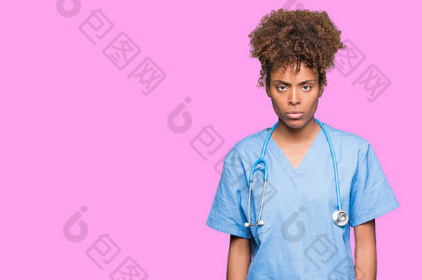 年轻的非裔美国女医生，有着与世隔绝的背景，怀疑和紧张，皱着眉头，因为这个问题而心烦意乱。消极的人。