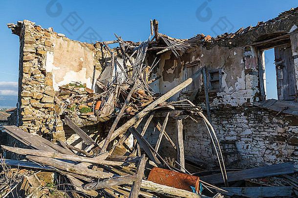 希腊地震后废弃的旧石屋废墟