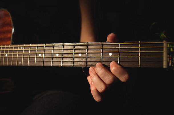 女人玩吉他音乐学校